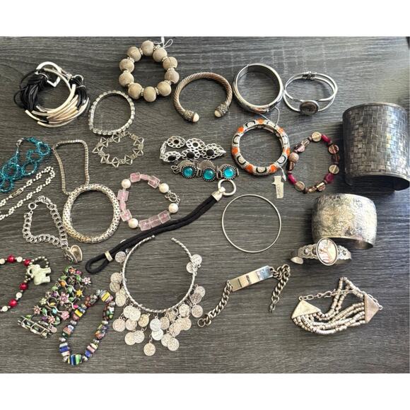 VTG Silver Tone Lot Of 27 Costume Bracelet Jewelry Beaded Cuffs Chain Stretch - Picture 1 of 13